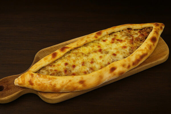 TURKISH PIDE (PIZZA) GROUND BEEF & CHEESE (PIZZA THỊT BÒ XAY NHỎ & PHÔ MAI – HÌNH THUYỀN)
